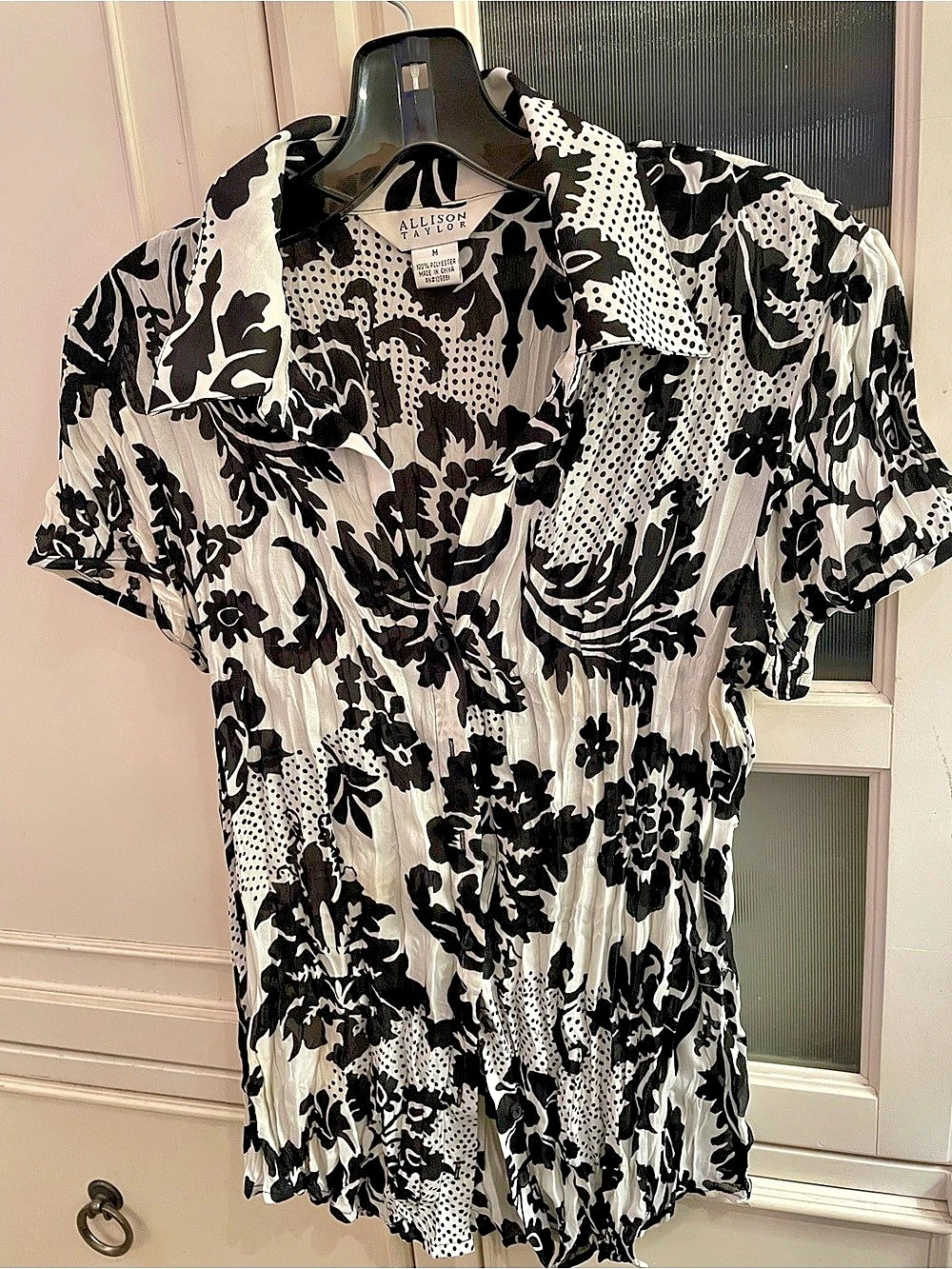 Allison Taylor Floral Short Sleeve Blouse in Black & White Size Medium
